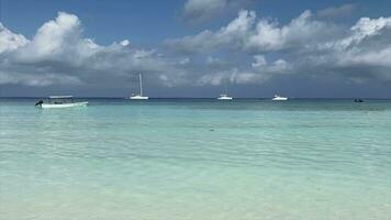 de cerca de el azur agua de el océano. vacaciones y viaje concepto video