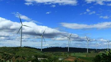 vind turbiner på solnedgång bakgrund. naturlig energi video