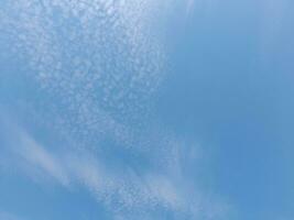 hermosa blanco nubes en profundo azul cielo antecedentes. grande brillante suave mullido nubes son cubrir el todo azul cielo. skyscape en lombok isla, Indonesia foto