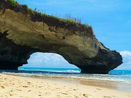 hermosa tropical playa con azul Oceano y rocas foto