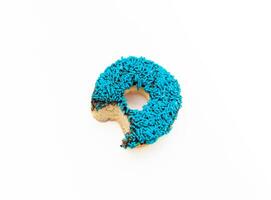 rosquilla con azul asperja aislado en blanco antecedentes. después algunos ediciones foto