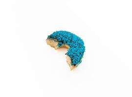 rosquilla con azul asperja aislado en blanco antecedentes. después algunos ediciones foto