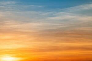 hermosa de lujo suave degradado naranja oro nubes y luz de sol en el azul cielo Perfecto para el fondo, tomar en tarde, crepúsculo foto