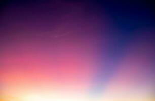 real increíble hermosa amanecer y lujo suave arco iris nubes con luz de sol en el dorado oro rosado cielo Perfecto para el fondo, crepúsculo puesta de sol cielo con amable vistoso nubes, pastel degradado foto