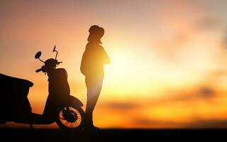 silueta de fuerte aventuras mujer, esperanza, éxito , vida metas concepto. joven mujer en pie con brazos cruzado mirando arriba a el cielo puesta de sol. Copiar espacio foto