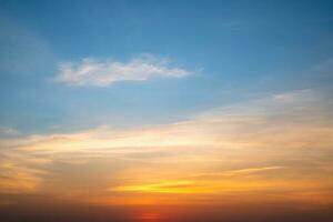 hermosa de lujo suave degradado naranja oro nubes y luz de sol en el azul cielo Perfecto para el fondo, tomar en tarde, crepúsculo foto