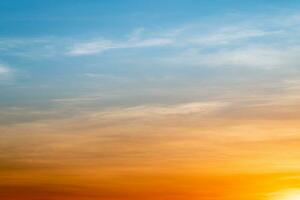 hermosa de lujo suave degradado naranja oro nubes y luz de sol en el azul cielo Perfecto para el fondo, tomar en tarde, crepúsculo foto