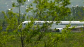 Almaty, Kasachstan kann 5, 2019 kommerziell Flugzeug von Luft Astana Bremsung nach Landung. Spoiler hoch. Passagier Flug ankommen video