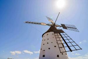 un molino con un azul cielo en el antecedentes foto