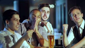 hombres gritar y alegrarse en reunión y bebida cerveza video