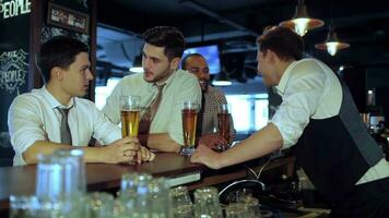 ocupaciones de real hombres en un bar con cerveza video