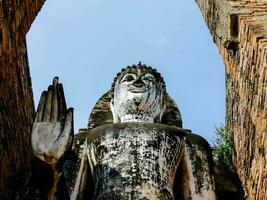 Buda estatua en frente de un templo en Tailandia foto