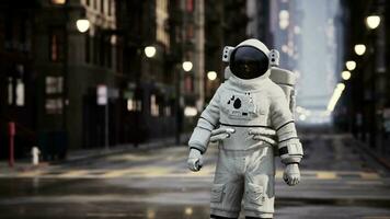 eenzaam astronaut in een ruimte pak is temidden van de drukte en drukte van de stad video