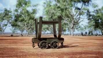 vieux chariot minier rouillé dans le désert video