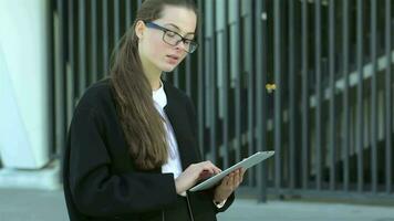 portrait de une sur de soi et réussi femme d'affaires. affaires femme permanent video