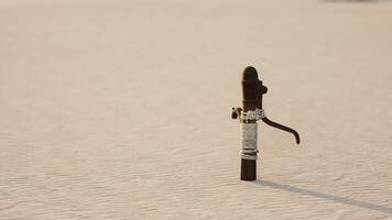 rostig alt Metall Wasser Pumpe auf Sand Strand video