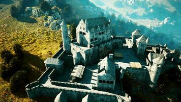 schön Drohne Aussicht von das alt Schloss mit Park auf das Hügel video