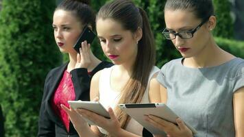 Tres exitoso negocio mujer sentar juntos, tomar llamadas, y ver el resultados video