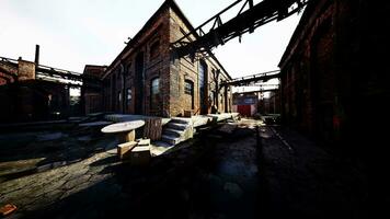 zona de fábrica de industria abandonada y bajo el cielo soleado video