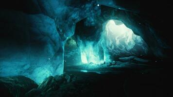 magnifique la glace la grotte intérieur à glacier nationale parc video