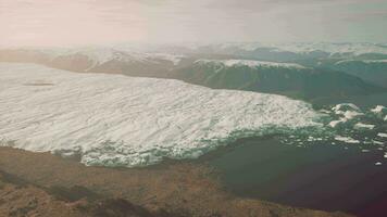 les icebergs flottent sur le lagon glaciaire video