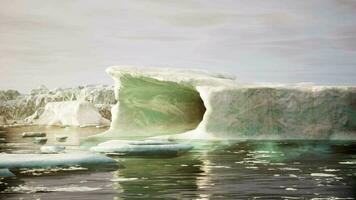 icebergs. glaciers et montagnes de antarctique péninsule video