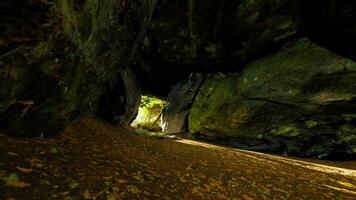 luce del sole nella grotta video