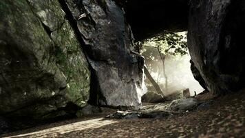 vide route va par le la grotte avec embrasé fin video