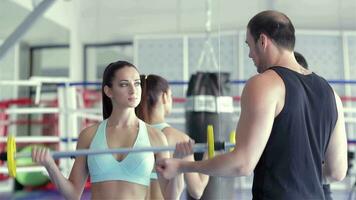 fitness istruttore Spettacoli un' giovane ragazza atleta che cosa muscolo gruppo opera video