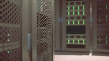 Disparo de corredor en trabajando datos centrar lleno de estante servidores y supercomputadoras video