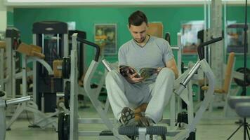 joven hombre hojeando mediante un revista video