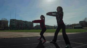 jovem meninas gastar Treinamento exercícios antes a corrida. compreensivo exercício video