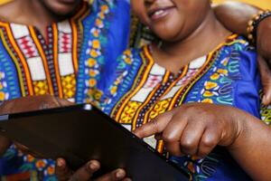 africano americano hombre y mujer participación digital tableta y tocando con dedo en pantalla de cerca. romántico Pareja en amor abrazando y utilizando portátil dispositivo, prensado pantalla táctil foto