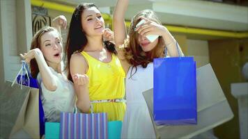 drie mooi meisjes-shopaholic maken selfieie na boodschappen doen video