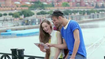 Friends help the girl deal with the tablet video