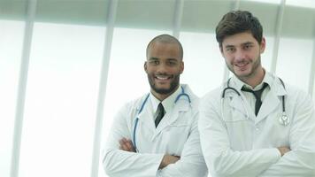 portret van twee jong artsen in medisch japon video