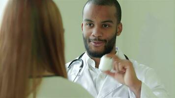 le médecin pourparlers à propos prise des médicaments video