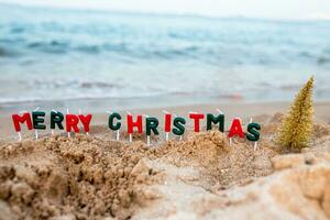 alegre Navidad a el inscripción con un Navidad árbol. el comenzando de un nuevo año en un viaje por el mar. celebrando Navidad víspera en vacaciones foto