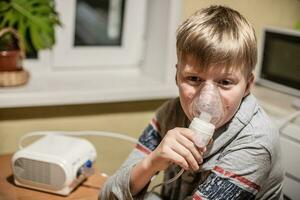 asma copd aliento nebulizador y máscara es usado por un chico a hogar dado por médico o enfermero. foto