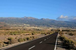 el la carretera a el montañas foto