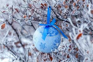 Navidad árbol juguete en el ramas cubierto con escarcha. soleado escarchado clima. preparando para Navidad. perdido juguete. Navidad decoración. nuevo años antecedentes. foto