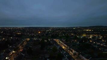 iluminado luton cidade do Inglaterra Reino Unido durante noite. novembro 22, 2023 video