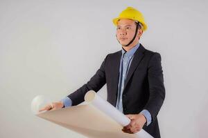 asiático masculino ingeniero en blanco antecedentes foto