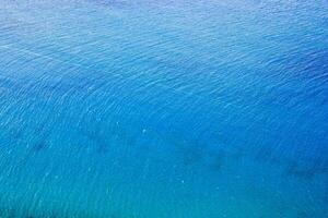 un aéreo ver de un azul Oceano con olas foto