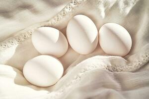 blanco pollo huevos en un blanco lino toalla de cerca. foto