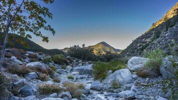 distante picos en el monte calvo zona foto