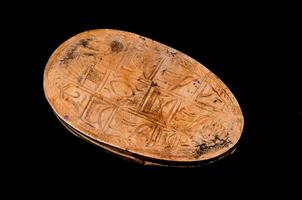 un antiguo cobre moneda con un diseño en eso foto