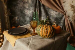 otoño interior. un mesa cubierto con platos, calabazas, un relajado composición de japonés pampa césped. interior en el foto estudio. cerca - arriba de un decorado otoño mesa.