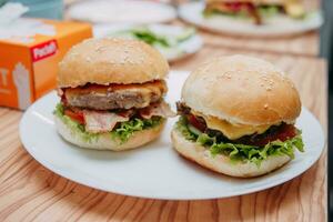 hamburguesas con carne de vaca y vegetales. cerca arriba. delicioso hamburguesas en un Cocinando clase. hamburguesa con arándano salsa y hamburguesa con cebolla salsa foto