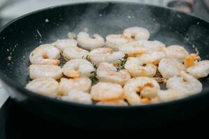 preparando sarsuella en un Cocinando mater clase. camarón de cerca. casero alimento. langostinos en un pan foto